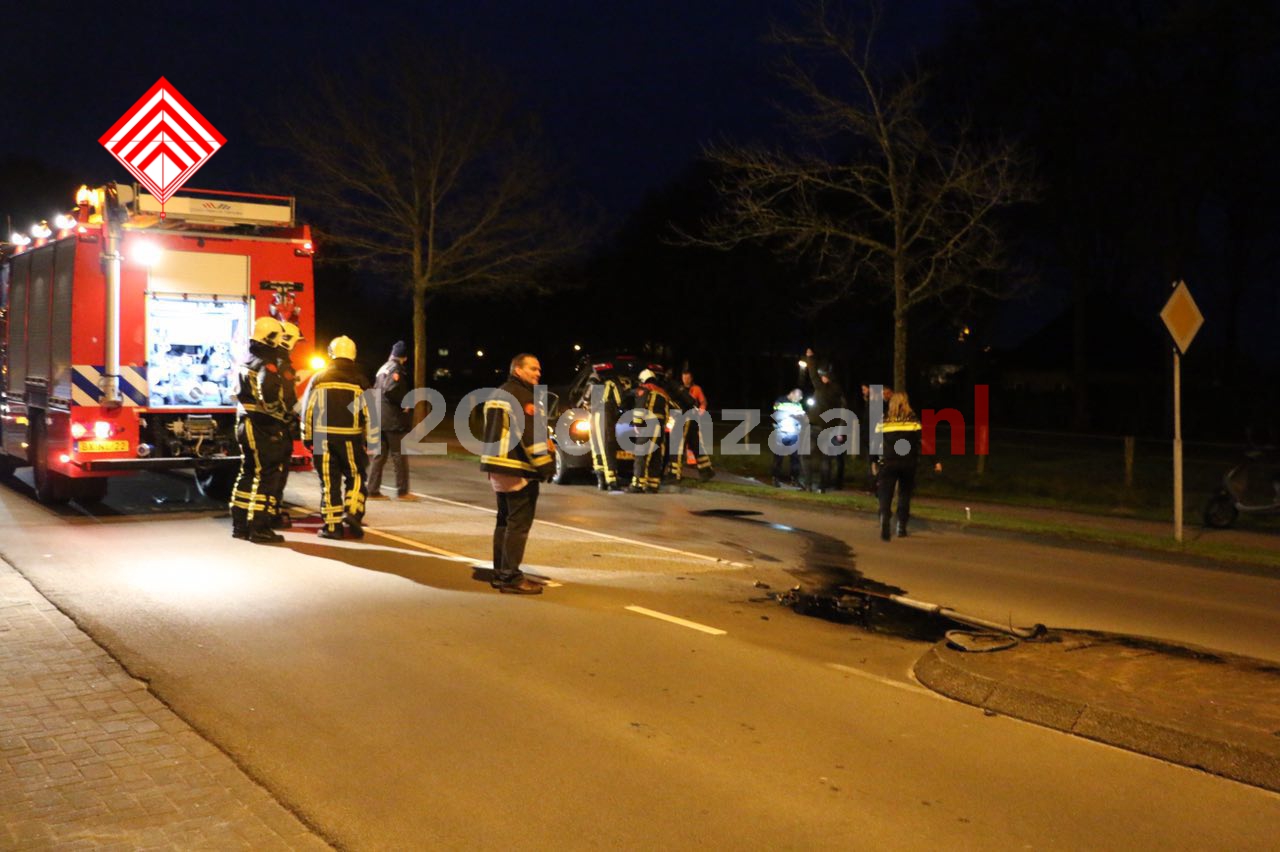 Foto: Auto vliegt over vluchtheuvel in Denekamp