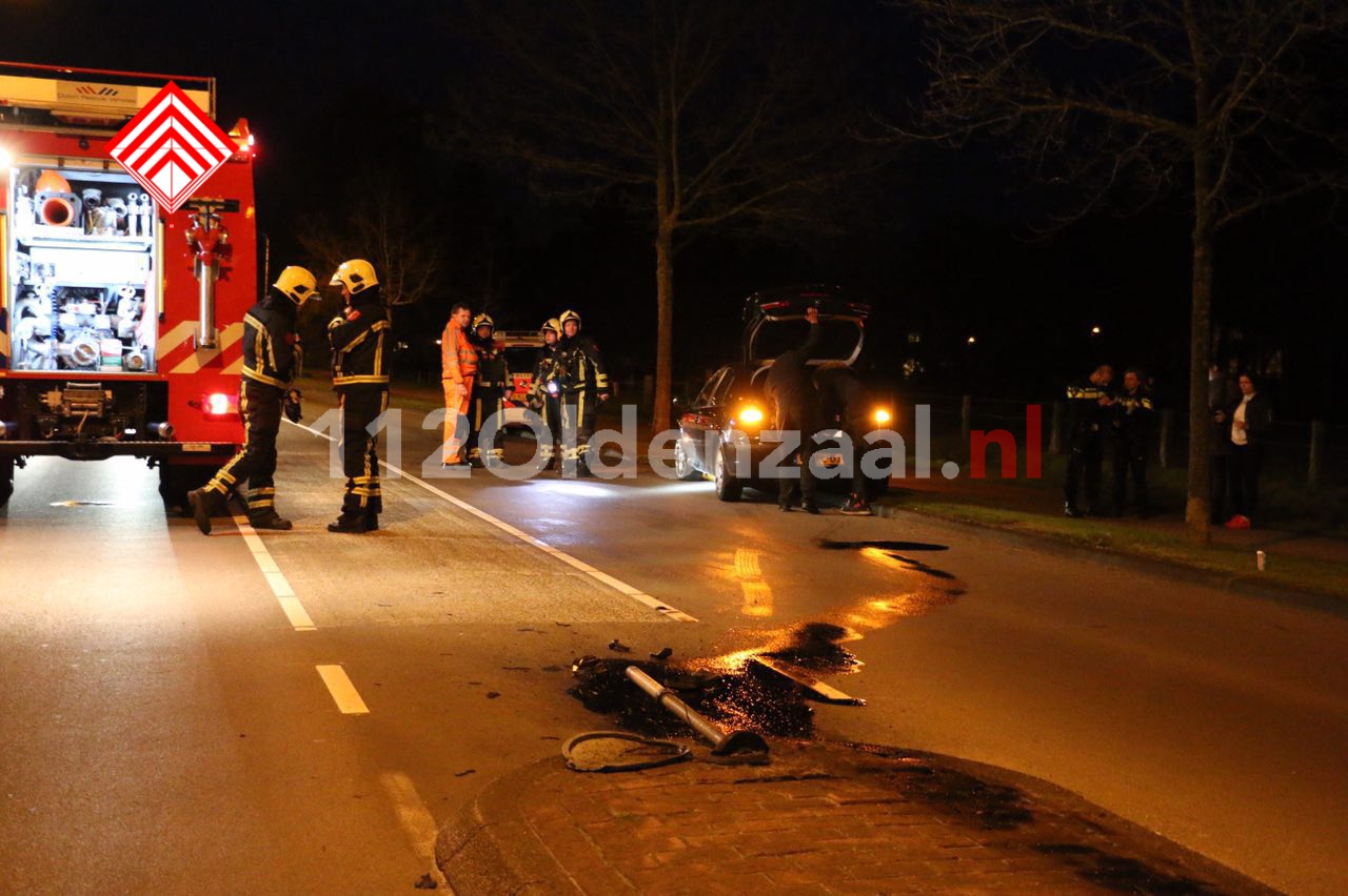 Foto 2: Auto vliegt over vluchtheuvel in Denekamp