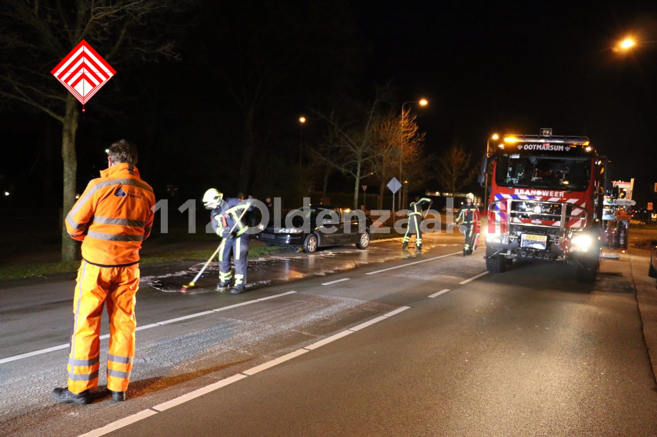 Foto 3: Auto vliegt over vluchtheuvel in Denekamp