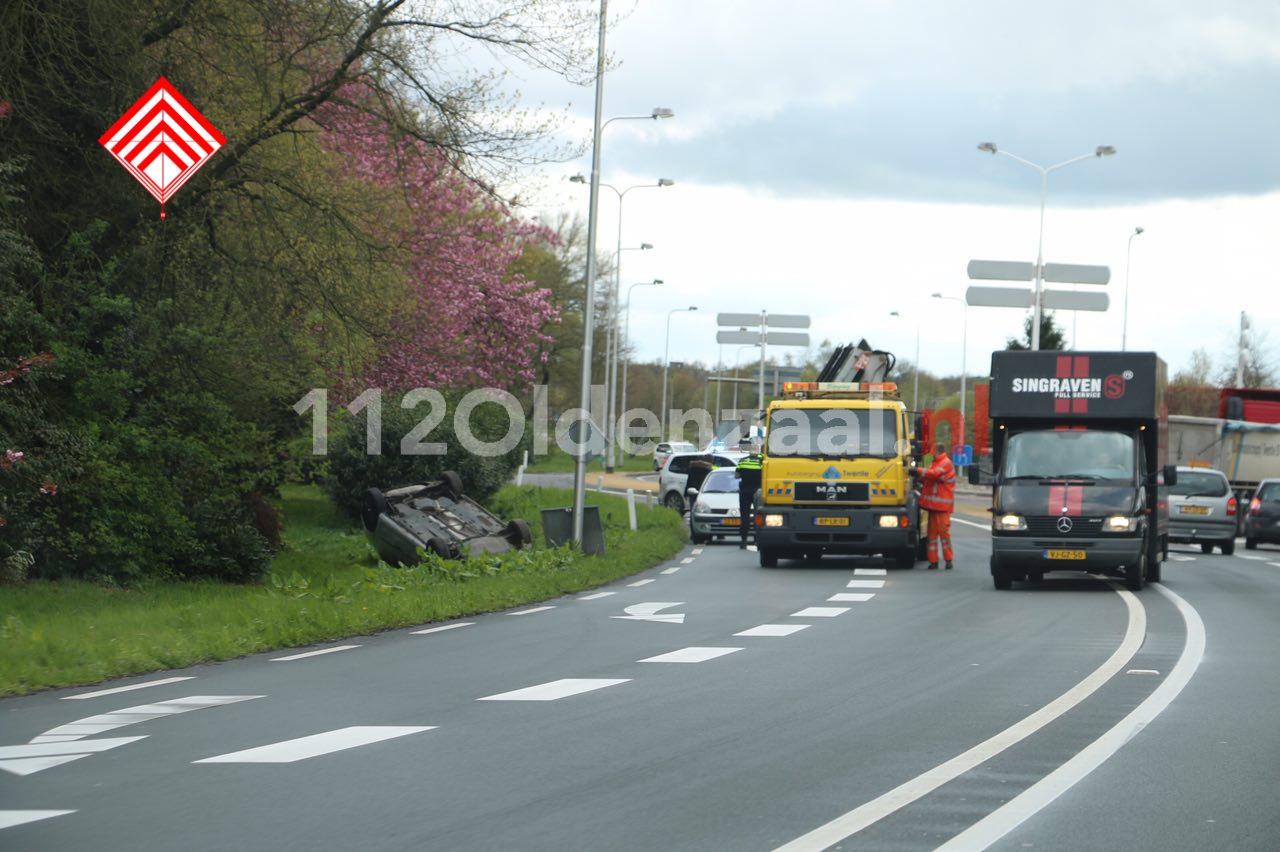 Foto 4: Ongeval met letsel Rondweg Oldenzaal, auto op de kop