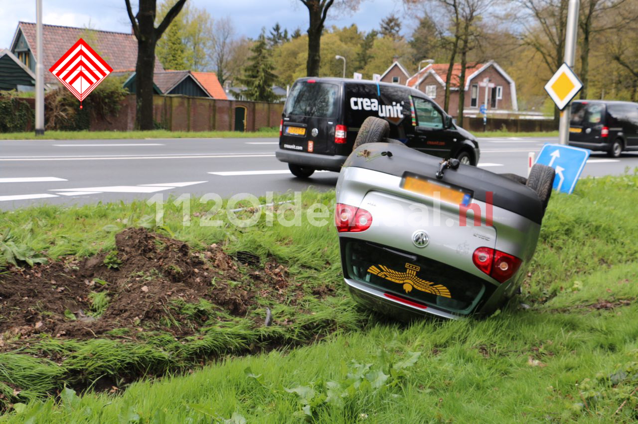 Foto 3: Ongeval met letsel Rondweg Oldenzaal, auto op de kop