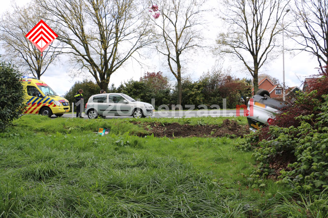 Foto 2: Ongeval met letsel Rondweg Oldenzaal, auto op de kop