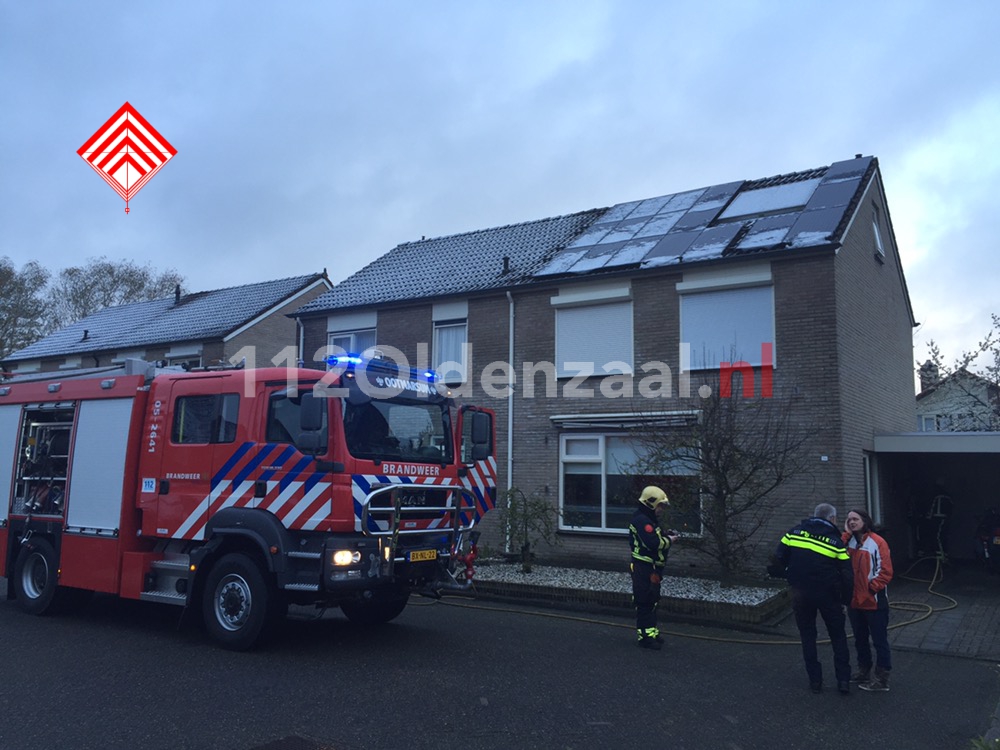 Foto: Woningbrand in Ootmarsum snel onder controle, bewoonster gewekt door rookmelder