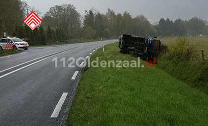 Foto: Bestelbus in sloot bij Reutum