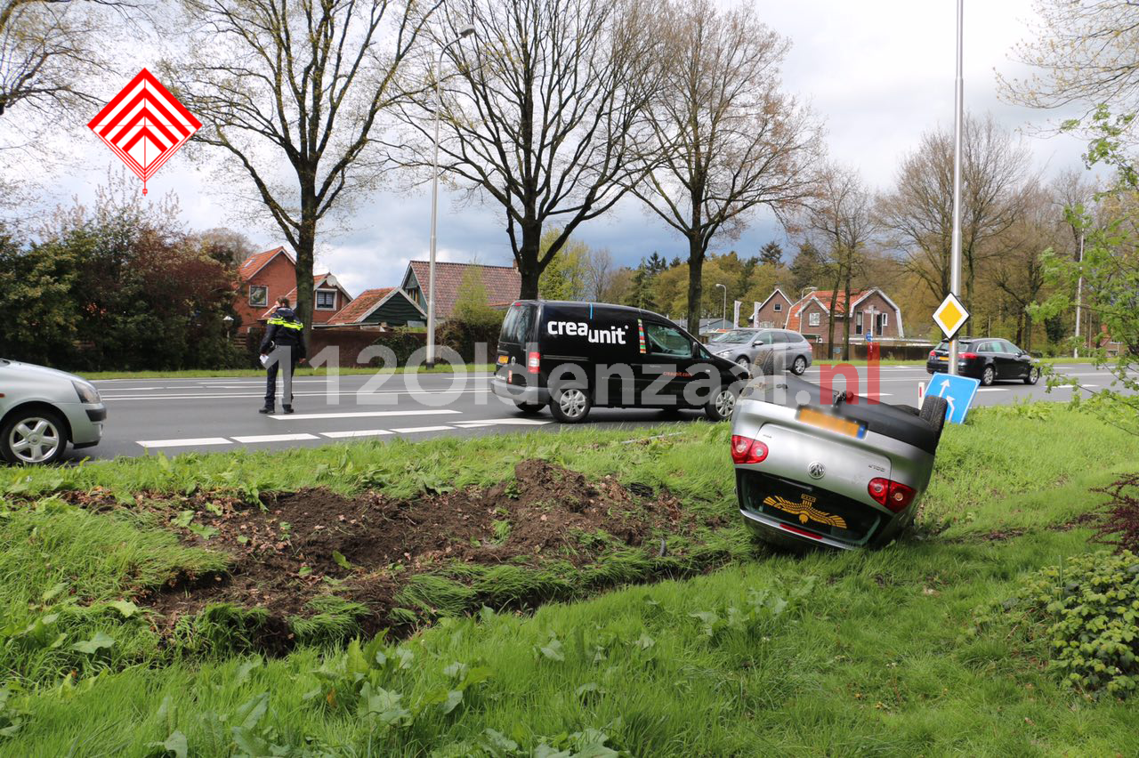 Foto: Ongeval met letsel Rondweg Oldenzaal, auto op de kop