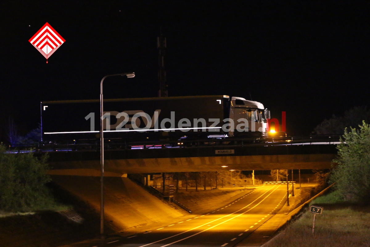 VIDEO: Hulpdiensten rukken massaal uit voor vrachtwagen tegen vangrail A1 De Lutte