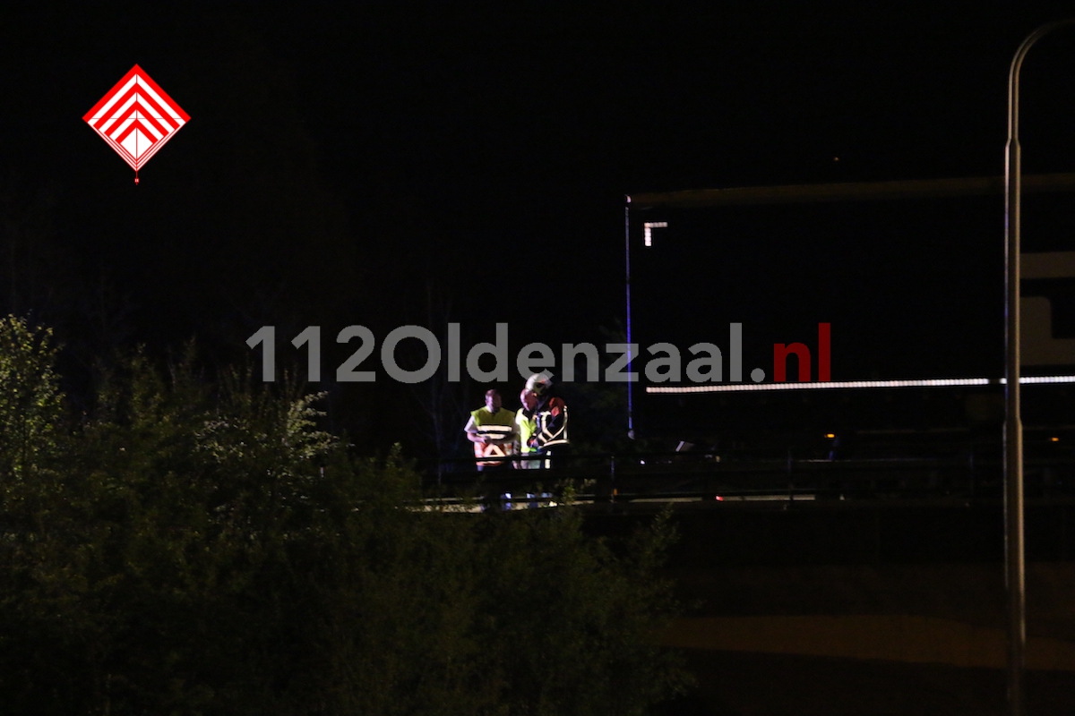 Foto 4: Hulpdiensten rukken massaal uit voor vrachtwagen tegen vangrail A1 De Lutte