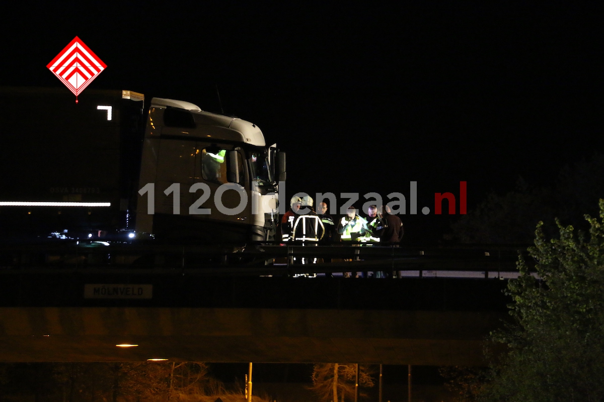Foto 2: Hulpdiensten rukken massaal uit voor vrachtwagen tegen vangrail A1 De Lutte