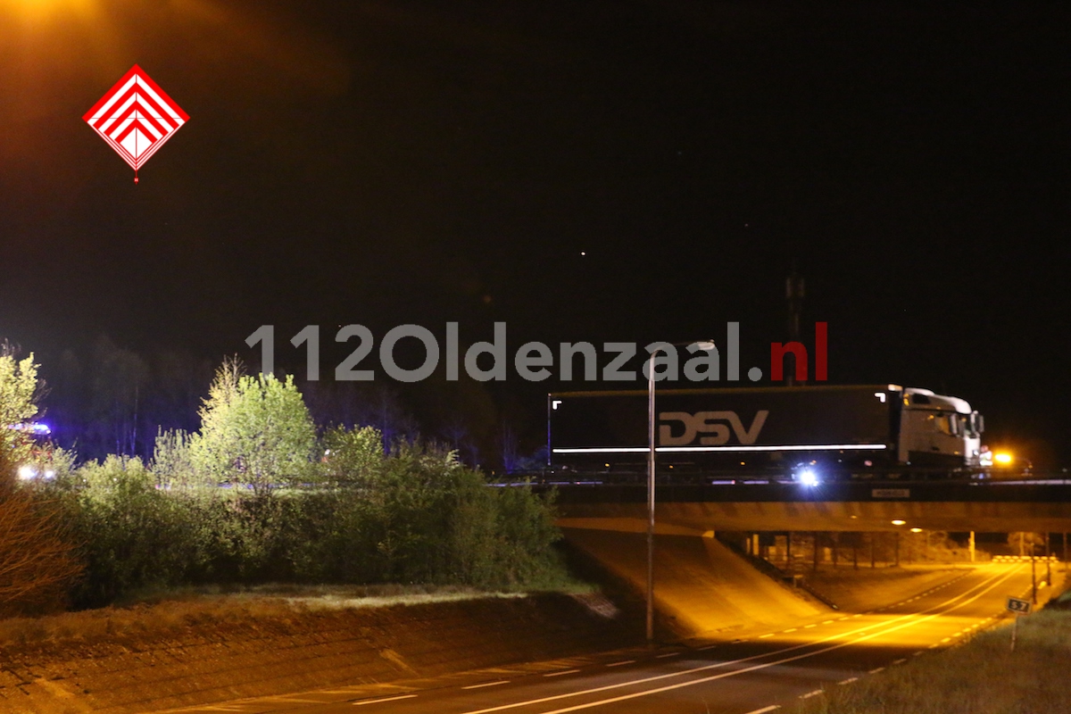 Foto 3: Hulpdiensten rukken massaal uit voor vrachtwagen tegen vangrail A1 De Lutte