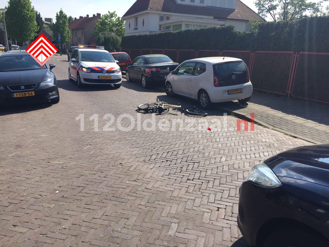 Foto: Jongen op fiets gewond na aanrijding met auto Asterstraat Oldenzaal