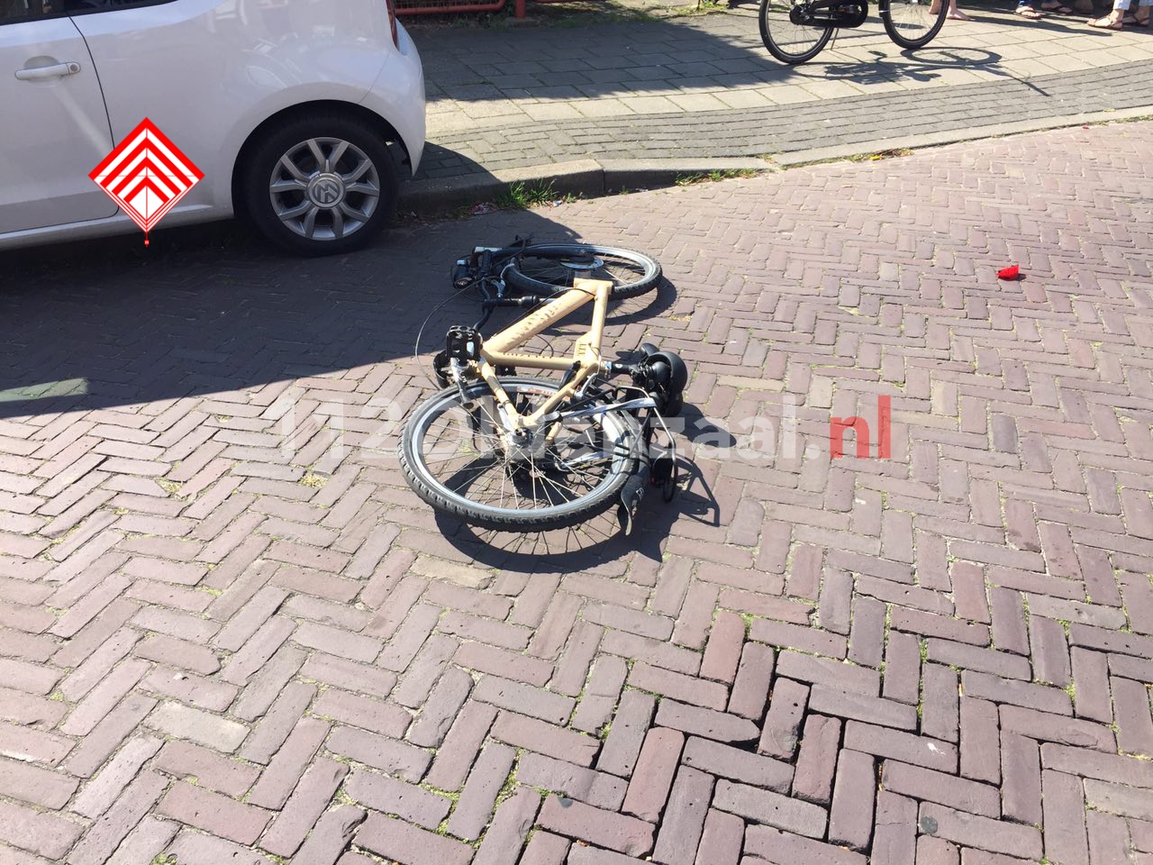 Foto 2: Jongen op fiets gewond na aanrijding met auto Asterstraat Oldenzaal