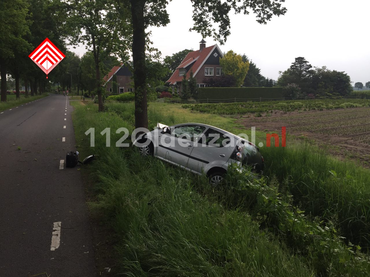 Foto: Vrouw gewond bij eenzijdige aanrijding in Beuningen, auto belandt in sloot