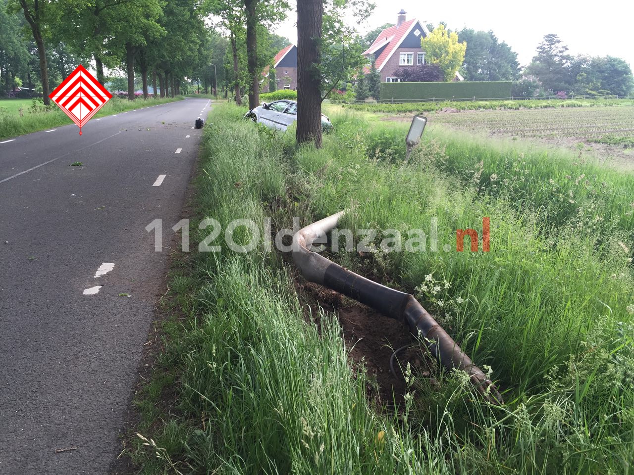 Foto 3: Vrouw gewond bij eenzijdige aanrijding in Beuningen, auto belandt in sloot