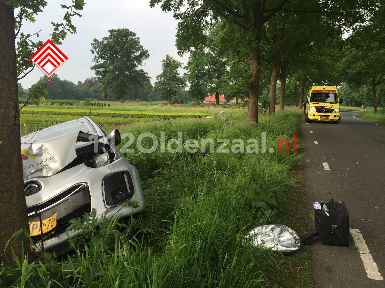 Foto 2: Vrouw gewond bij eenzijdige aanrijding in Beuningen, auto belandt in sloot