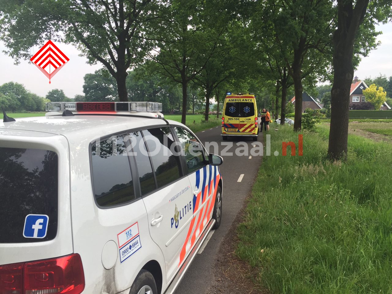 Video: Vrouw gewond bij eenzijdige aanrijding in Beuningen, auto belandt in sloot