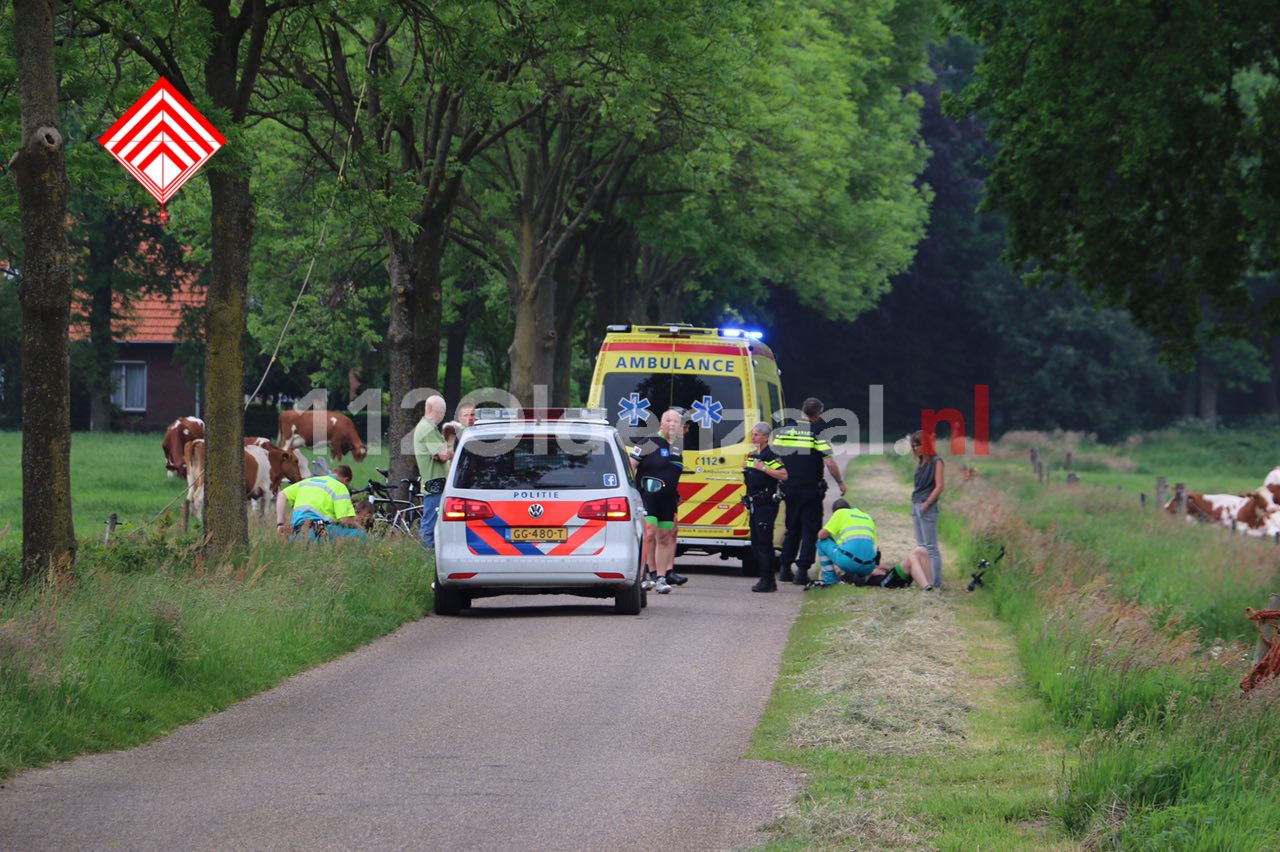 Foto: Twee wielrenners naar het ziekenhuis na val over verhoging in wegdek