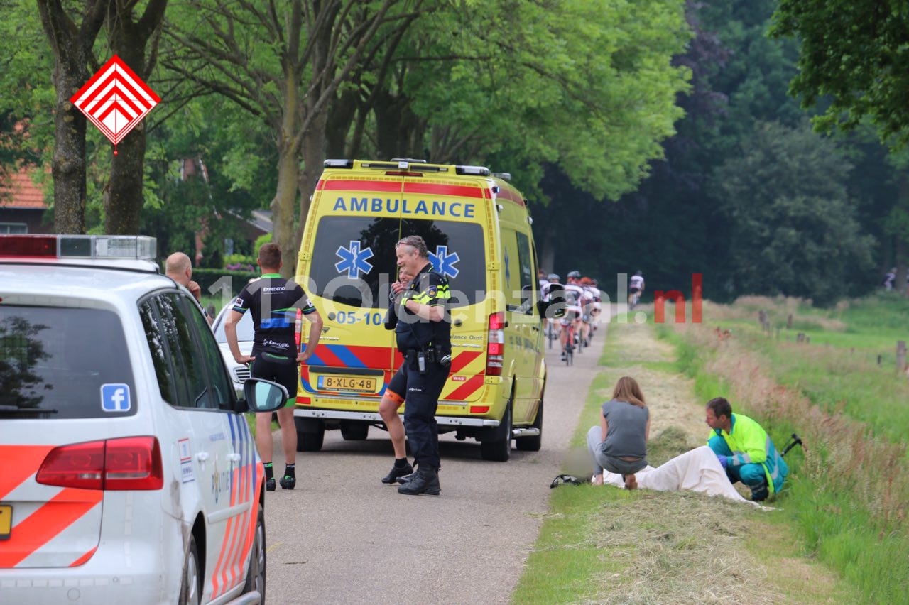 Foto 2: Twee wielrenners naar het ziekenhuis na val over verhoging in wegdek