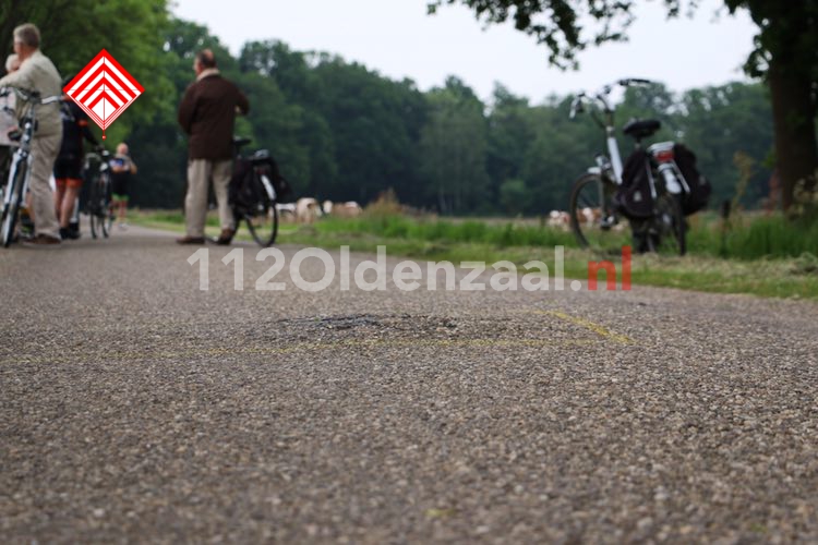 Foto 3: Twee wielrenners naar het ziekenhuis na val over verhoging in wegdek