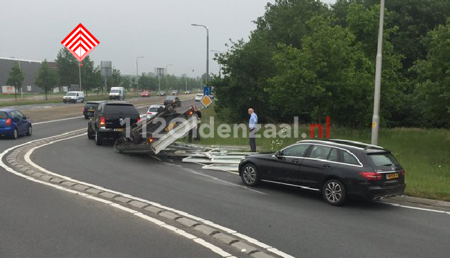 Foto: Aanhangwagen op de kop op rotonde Oldenzaal