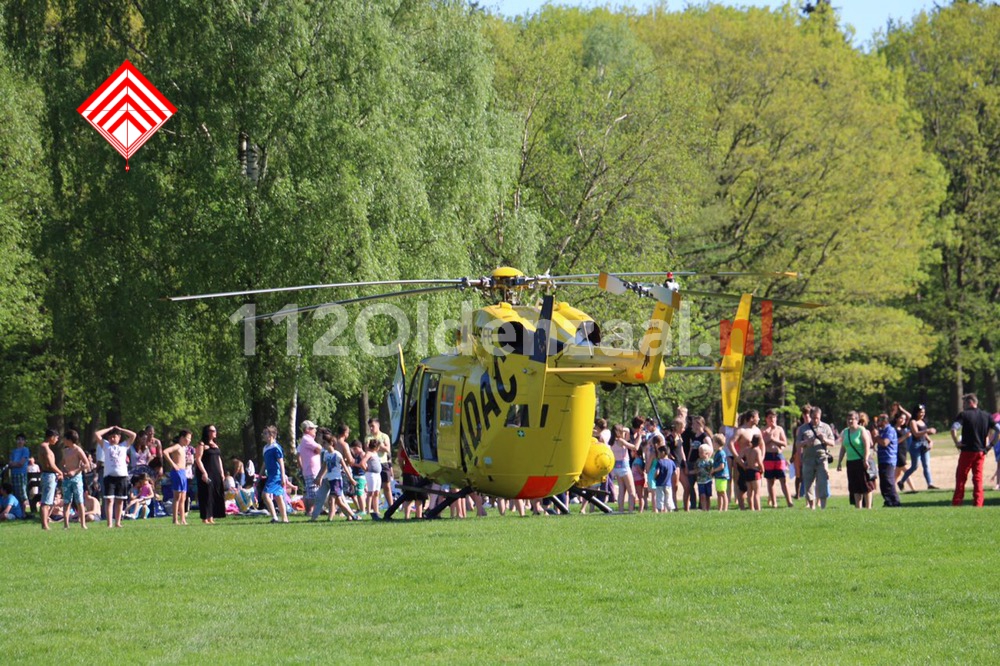 Foto: Persoon ter water Hulsbeek Oldenzaal, traumahelikopter ter plaatse