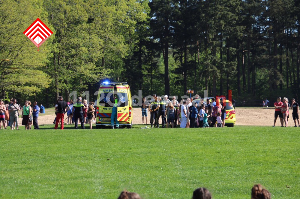 Foto 2: Persoon ter water Hulsbeek Oldenzaal, traumahelikopter ter plaatse