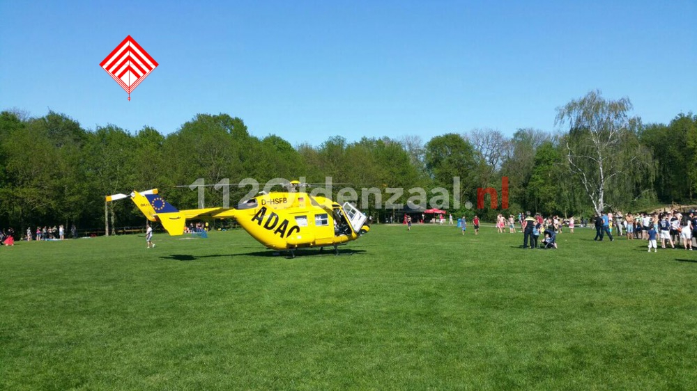 Foto 3: Persoon ter water Hulsbeek Oldenzaal, traumahelikopter ter plaatse
