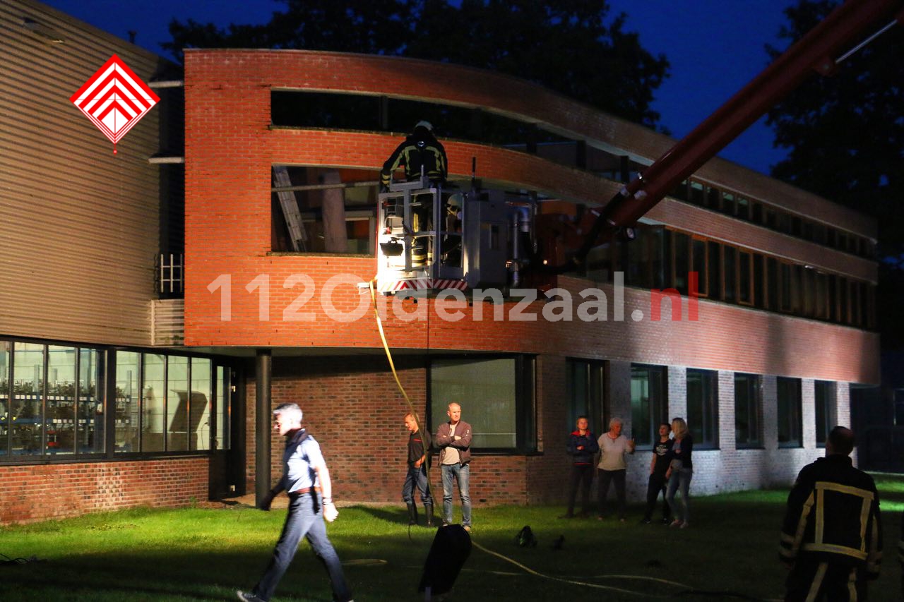 Foto 3: Bedrijf in Oldenzaal ontruimd; dakdeel verzakt door regenval