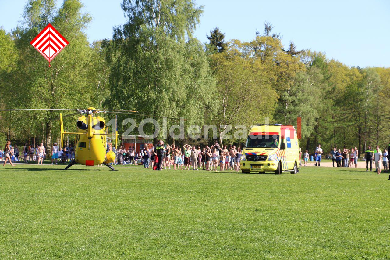 VIDEO: 2-jarig meisje gered door omstanders bij Het Hulsbeek in Oldenzaal, traumahelikopter opgeroepen
