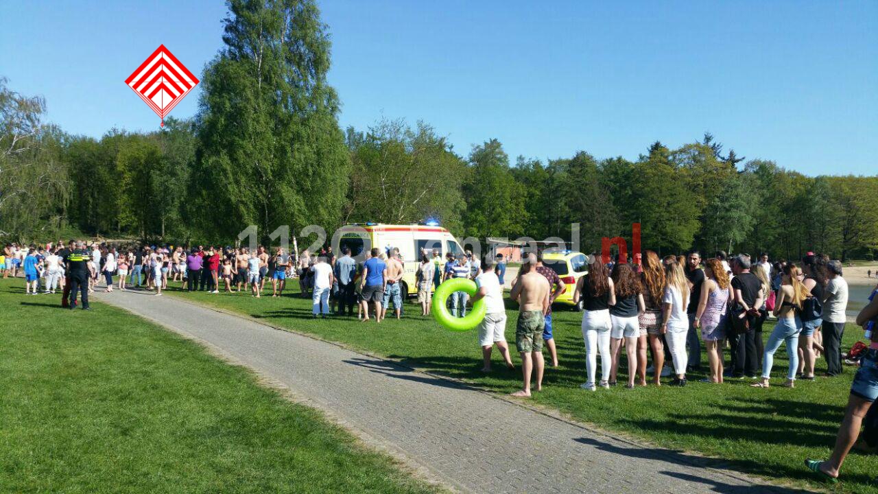 Foto 7: 2-jarig meisje gered door omstanders bij Het Hulsbeek in Oldenzaal, traumahelikopter opgeroepen