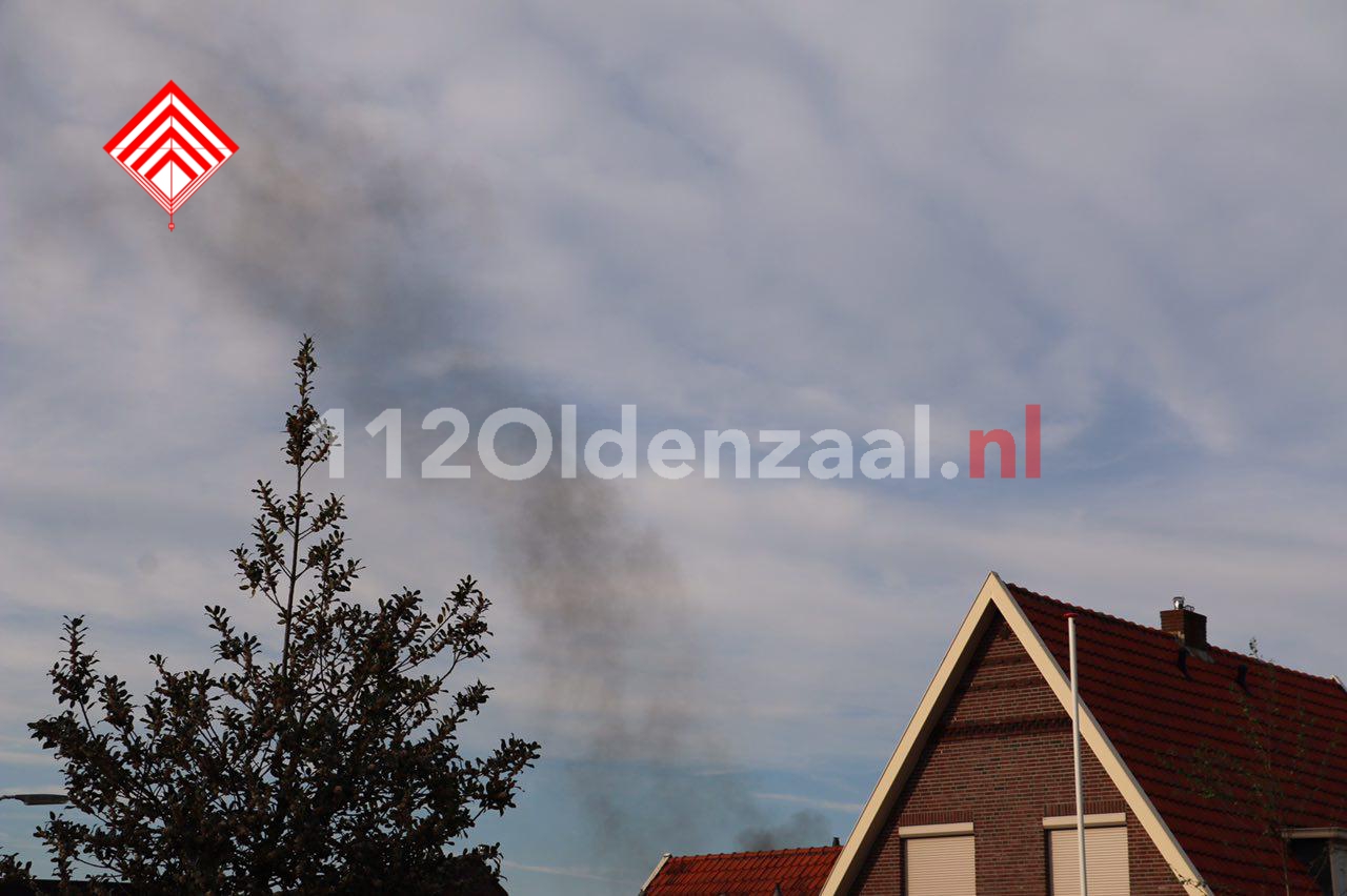 Foto: brandweer rukt uit voor afvalbrand bij bedrijf in Oldenzaal