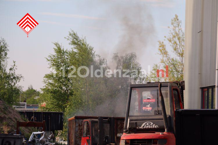Foto 2: brandweer rukt uit voor afvalbrand bij bedrijf in Oldenzaal