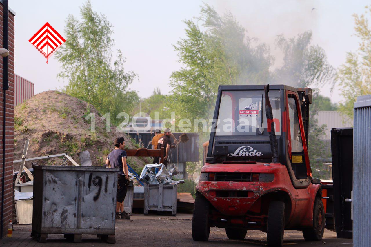 Foto 3: brandweer rukt uit voor afvalbrand bij bedrijf in Oldenzaal