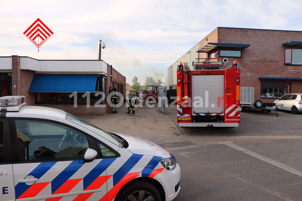 Video: brandweer rukt uit voor afvalbrand bij bedrijf in Oldenzaal