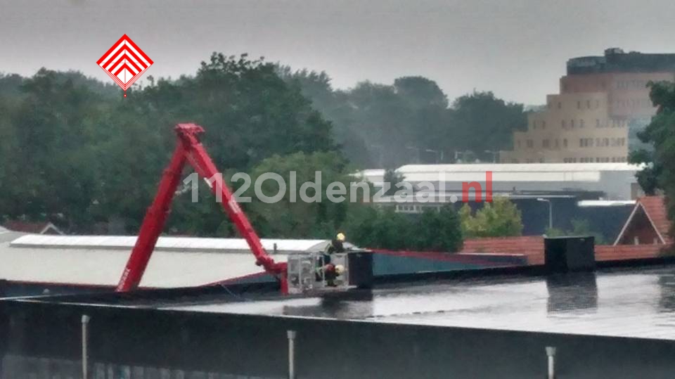 Foto 4: Deel van dak bedrijf Nijverheidsstraat naar beneden gekomen door regen