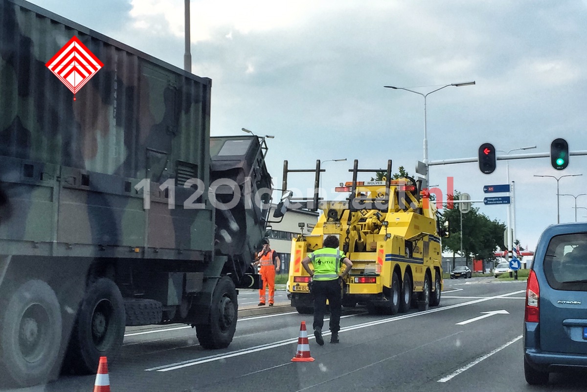 Foto: Legervoertuig heeft panne in Oldenzaal, politie verleend assistentie