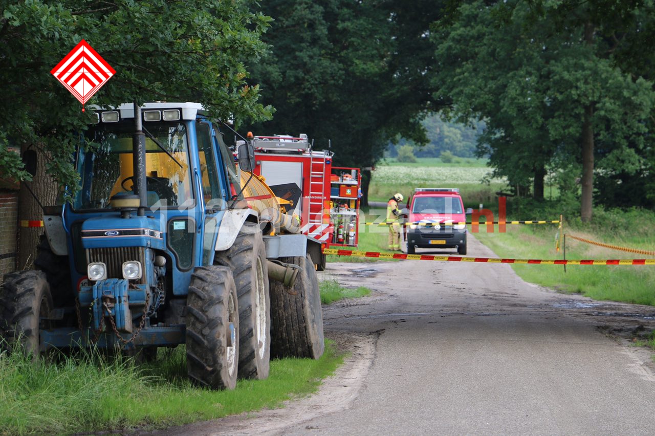 Foto: Gevaarlijke situatie bij boerenbedrijf in Beuningen, omgeving afgezet