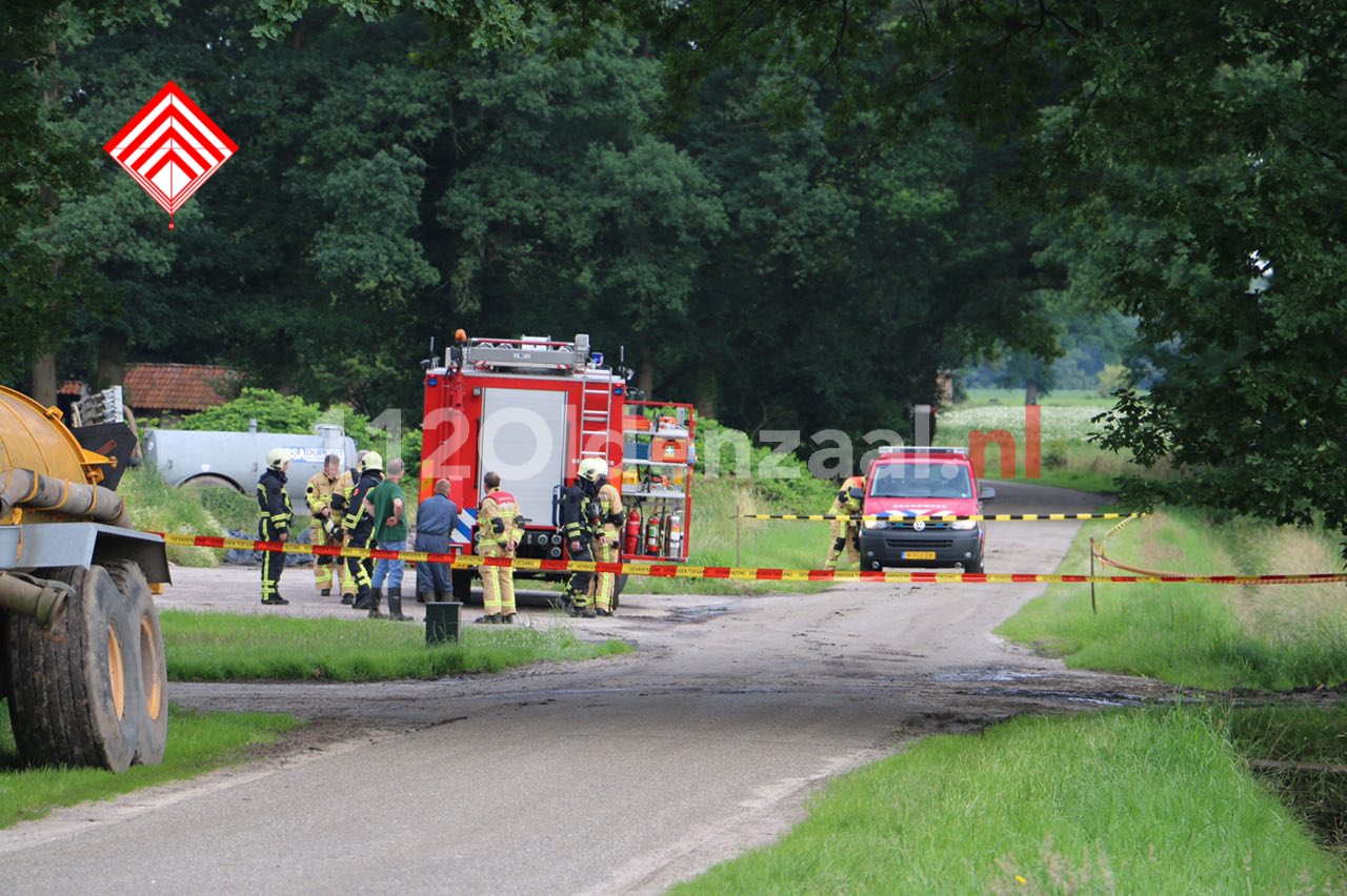 Foto 2: Gevaarlijke situatie bij boerenbedrijf in Beuningen, omgeving afgezet