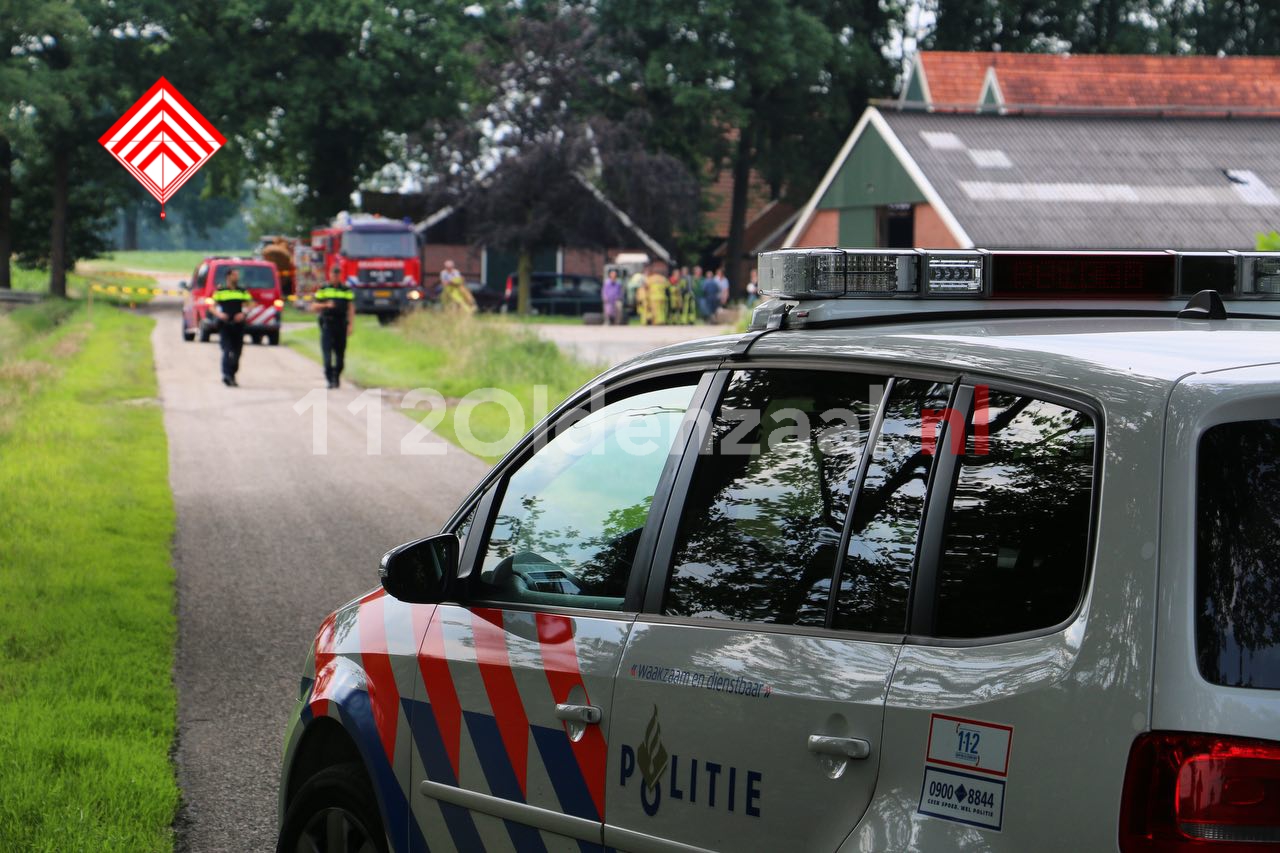 Foto 3: Gevaarlijke situatie bij boerenbedrijf in Beuningen, omgeving afgezet