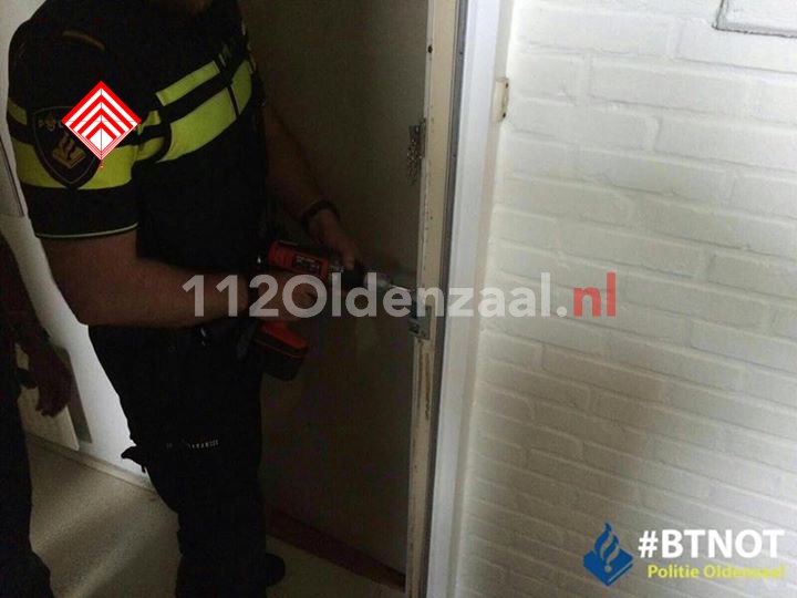 Foto 2: Buurvrouw en politie maken zich zorgen om onderbuurman; politie verschaft zich toegang tot woning in Oldenzaal
