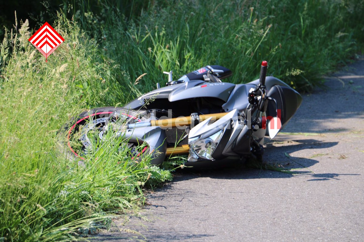 Foto: Motorrijder gewond naar het ziekenhuis na aanrijding Hengelosestraat Oldenzaal