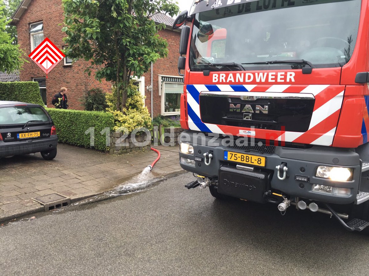 Foto: Brandweer rukt uit voor geknapte waterleiding in woning De Lutte