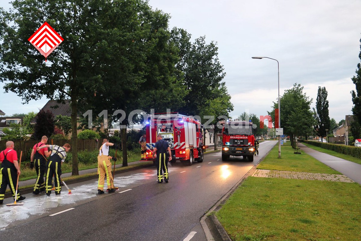 Foto: Kilometerslang oliespoor in Denekamp,  brandweer opgeroepen 