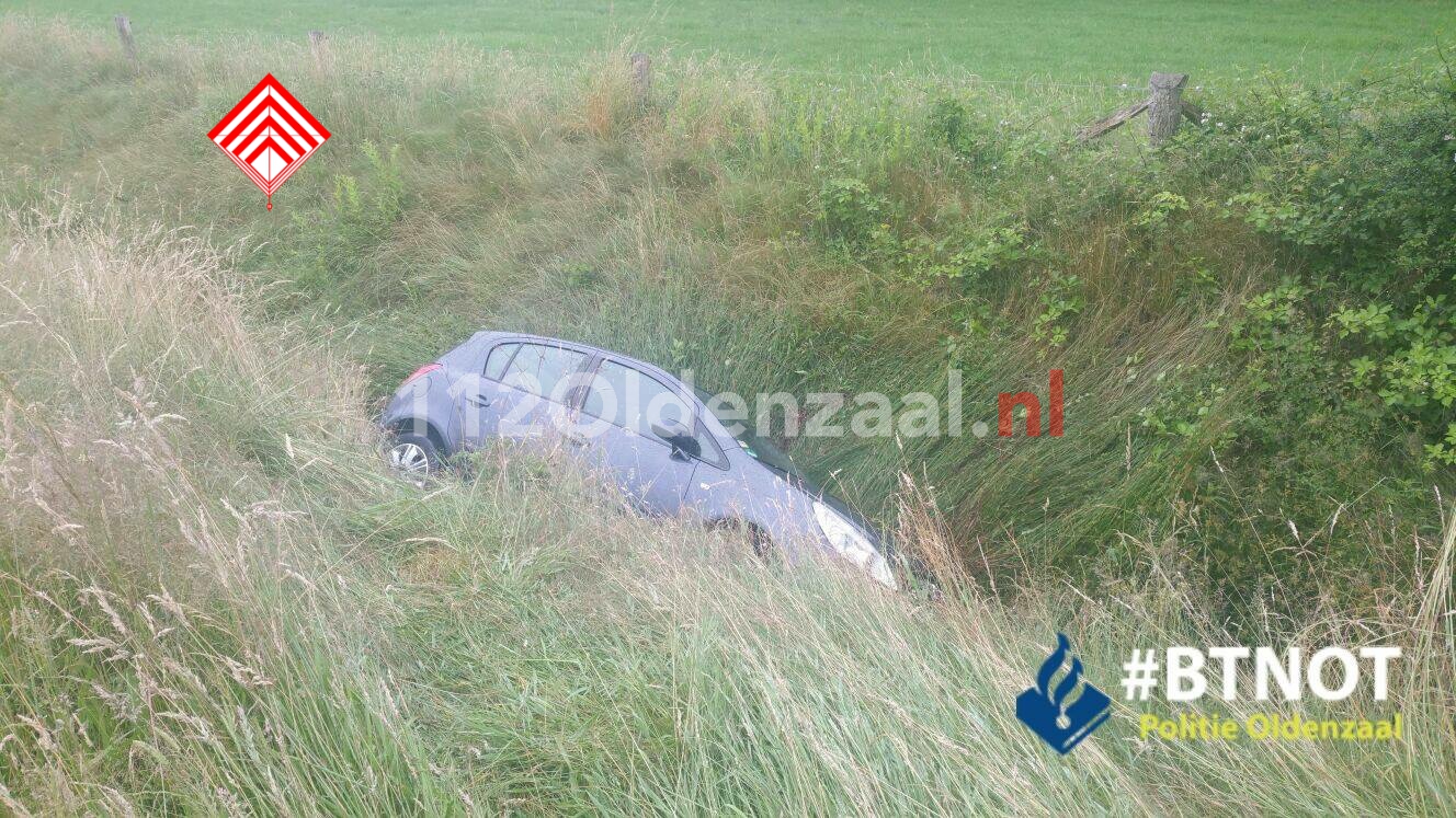 Foto 2: Vrouw komt met auto in sloot op A1 en raakt gewond 