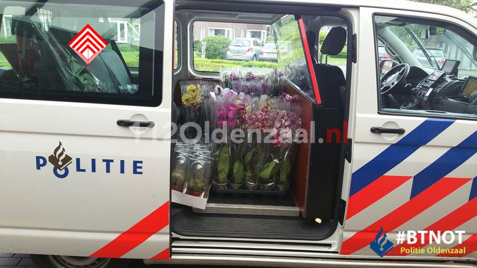 Foto: Politie deelt gestolen bloemen uit aan verzorgingstehuis Oldenzaal