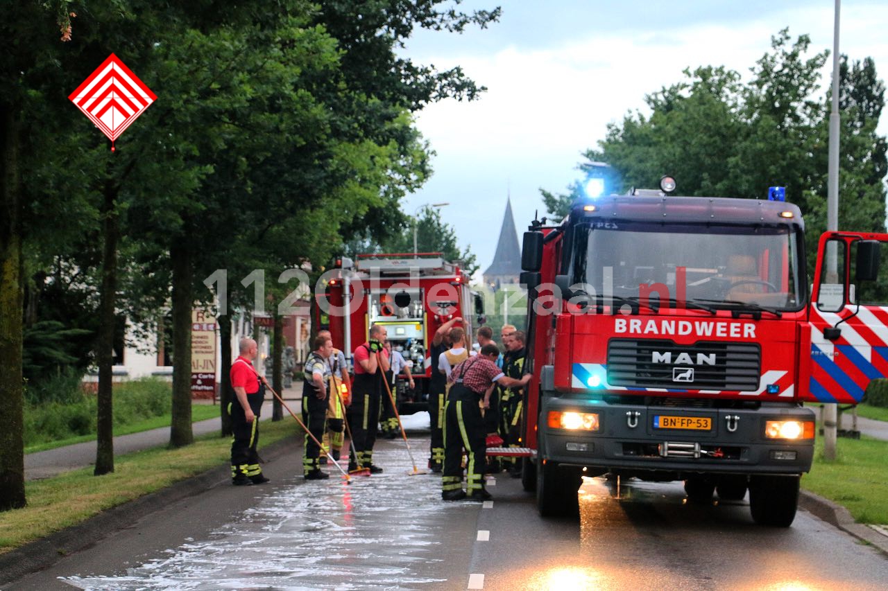 Foto 2: Kilometerslang oliespoor in Denekamp,  brandweer opgeroepen 