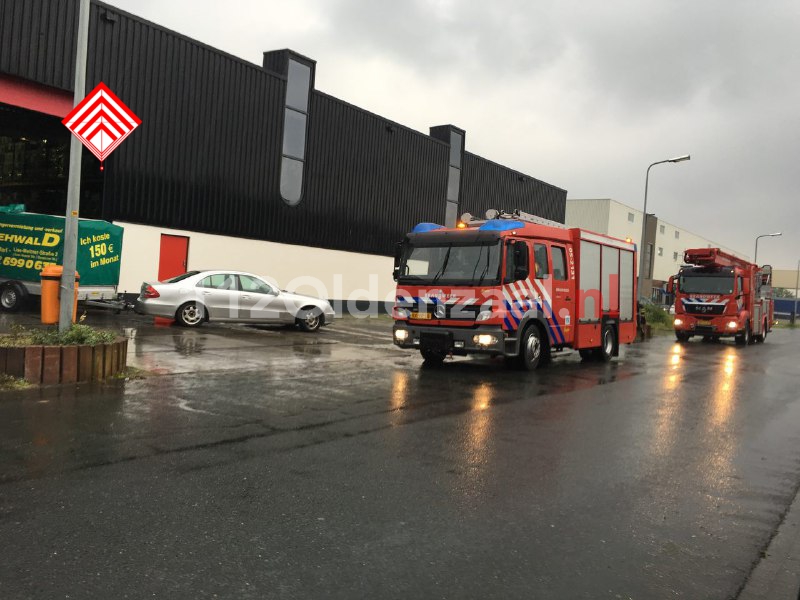 Foto: Deel van dak bedrijf Nijverheidsstraat naar beneden gekomen door regen