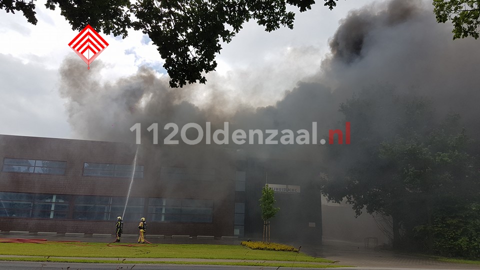 (foto 11) NL-ALERT: Zeer grote brand bij bedrijf in Denekamp; sluit ramen en deuren, schakel ventilatie uit
