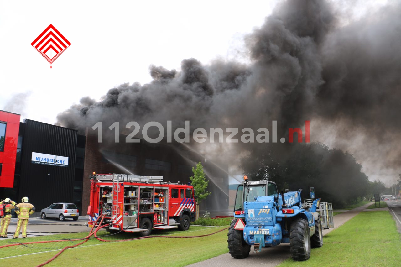 FOTO 2: Zeer grote brand bij bedrijf in Denekamp