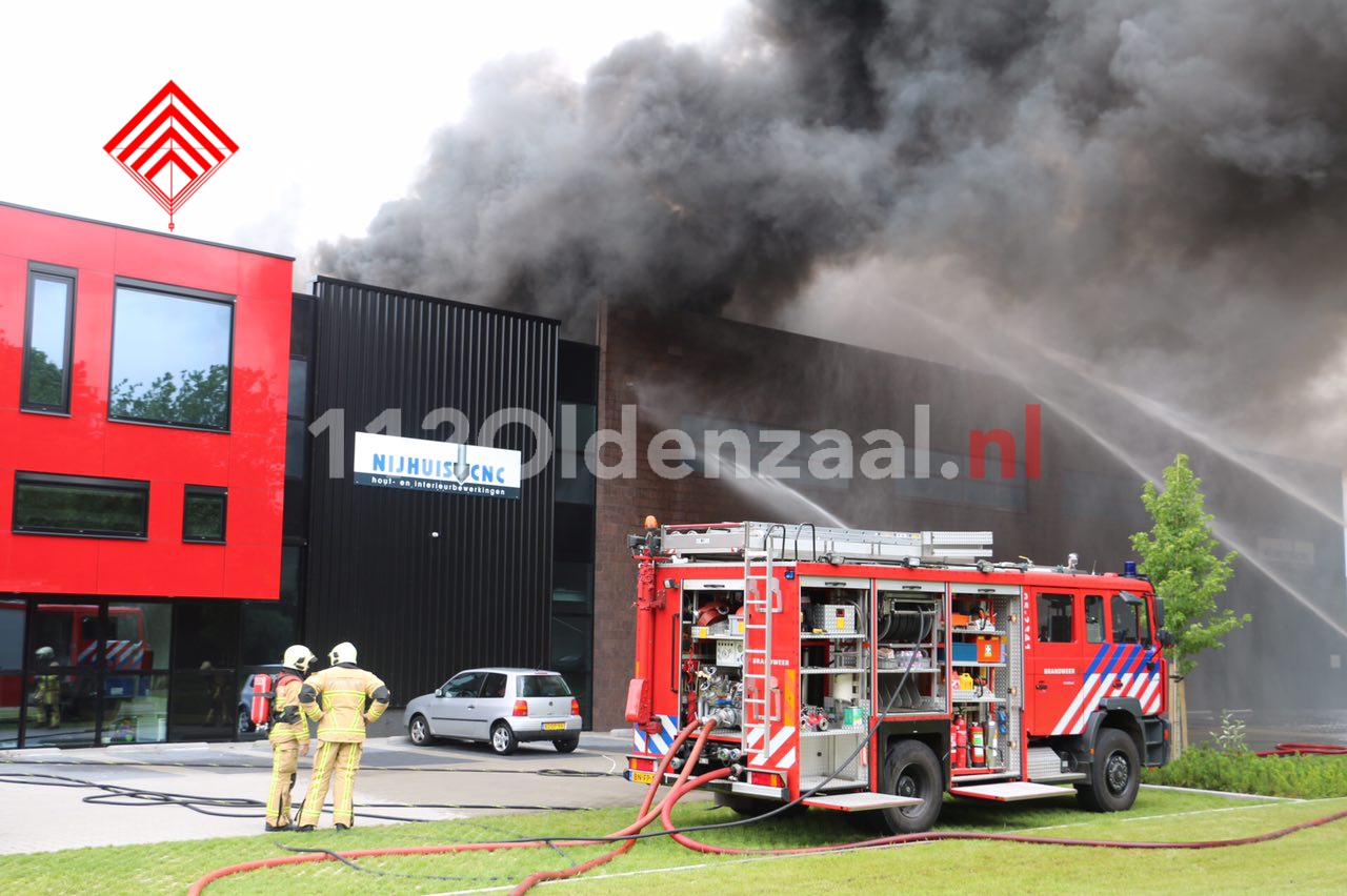 FOTO 3: Zeer grote brand bij bedrijf in Denekamp; sluit ramen en deuren schakel ventilatie uit