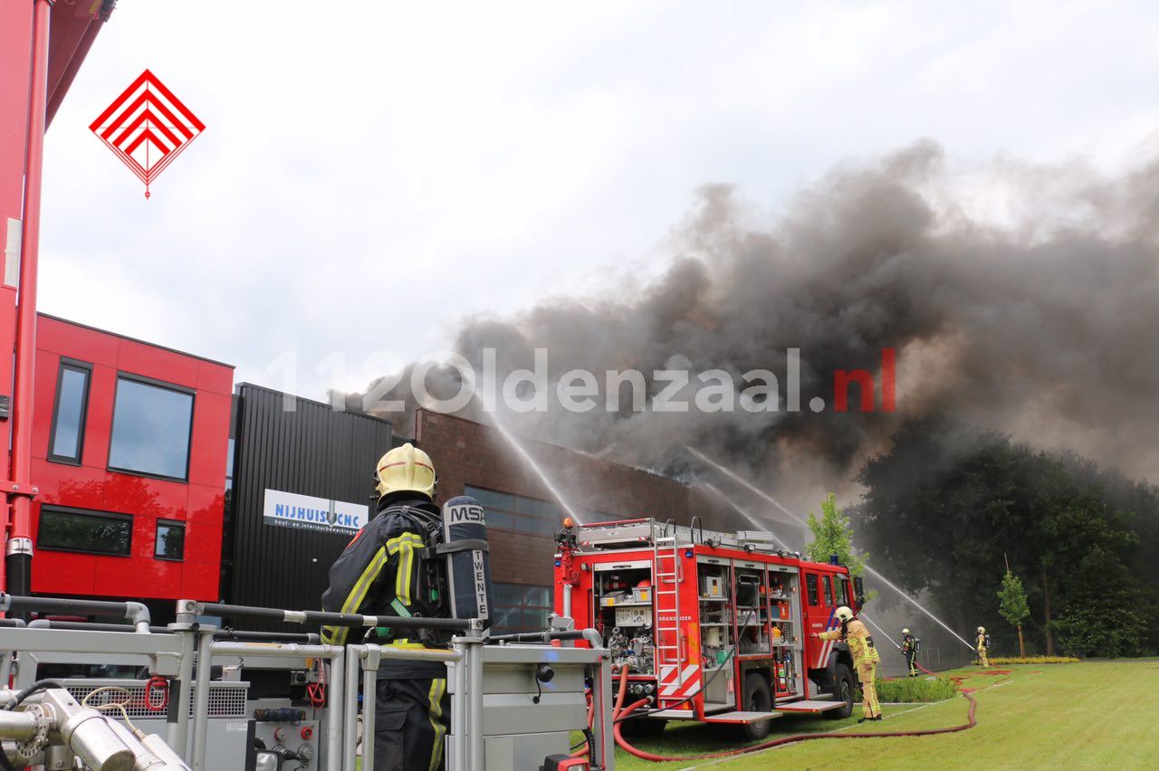 Persbericht brandweer Twente: 70 brandweermensen bestreden zeer grote band in Denekamp